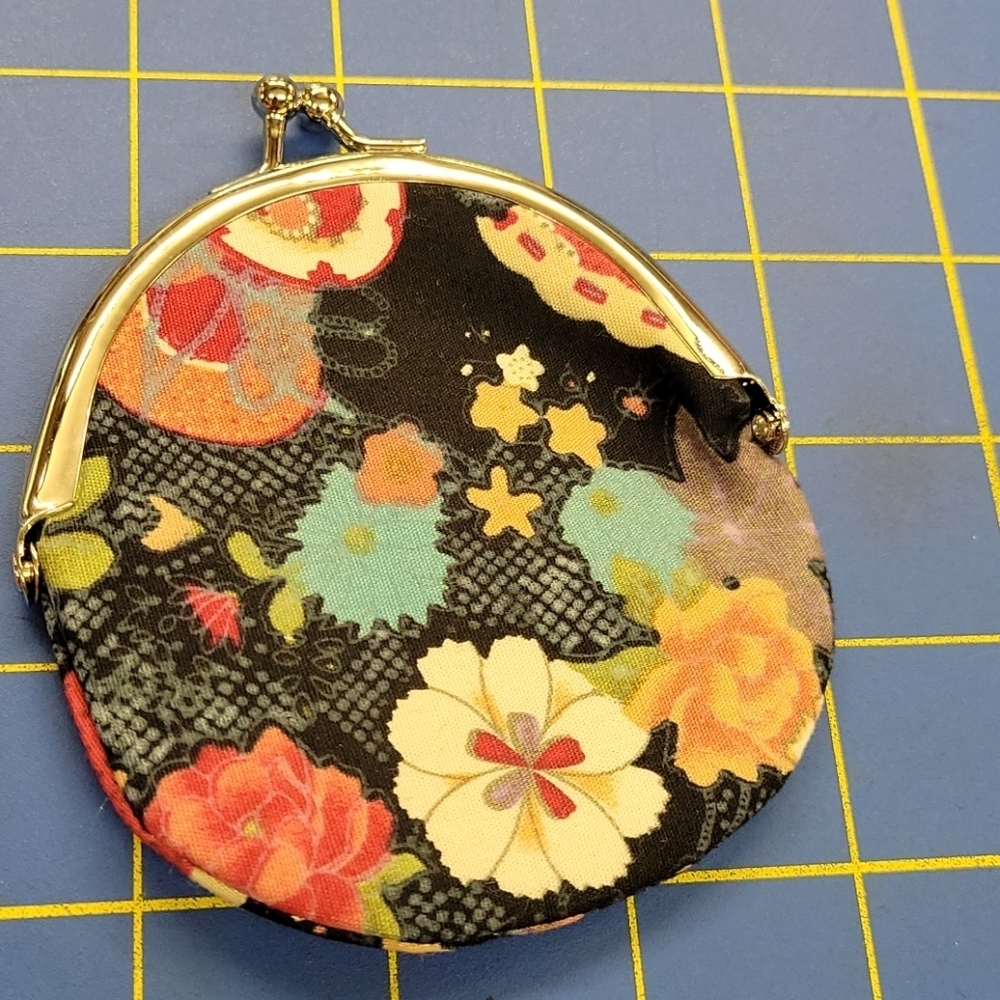 Coin Purse 3.5" x 4" Silver Tone Kiss Lock Asian